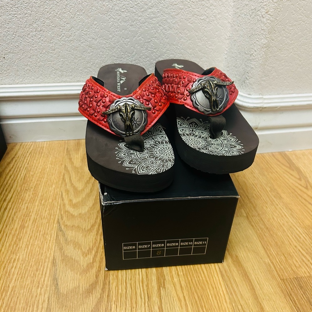 Red Montana West size 8 Bull flip flops